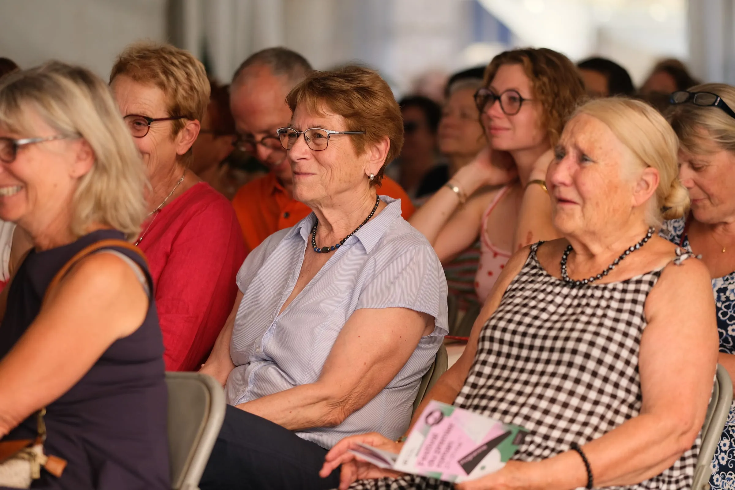 Le public rit pendant une rencontre littéraire