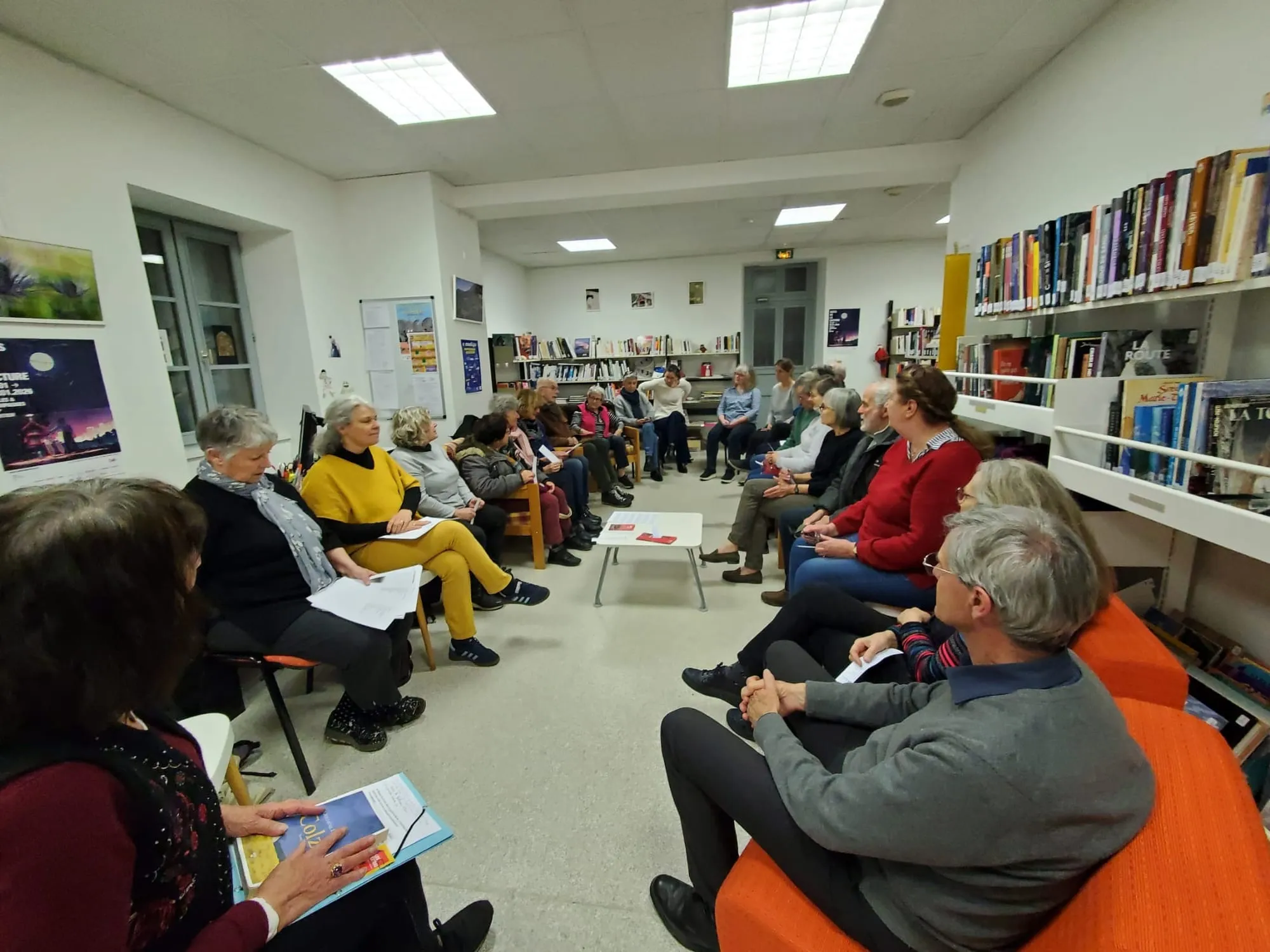 Lecteurs et lectrices réunis en cercle dans une bibliothèque