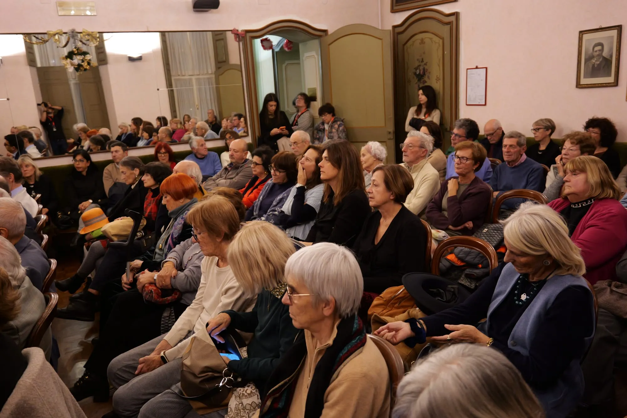 Une salle comble pour une rencontre littéraire à Cuneo, en Italie