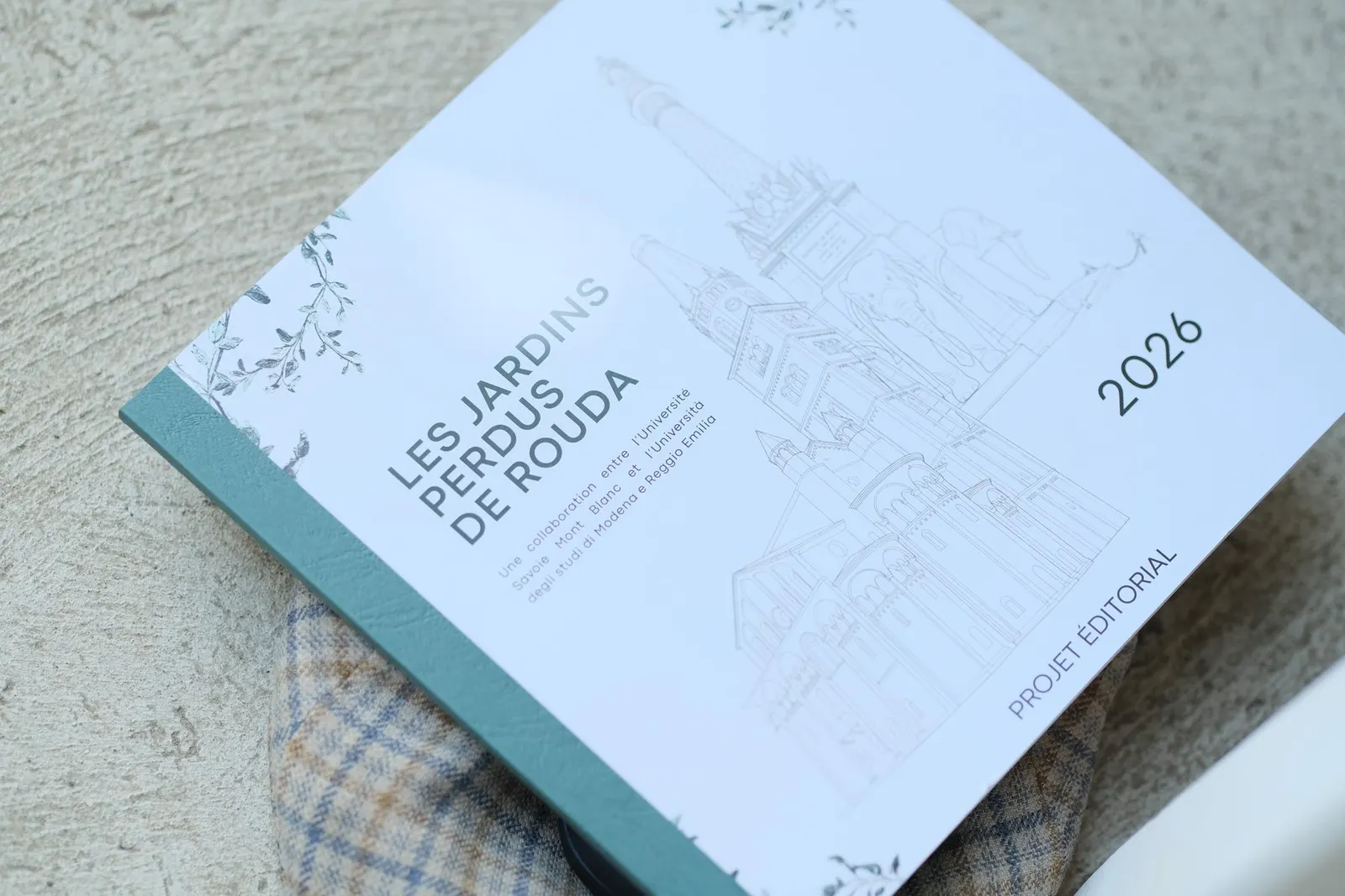 Le livret « Les Jardins perdus de Rouda », projet éditorial 2026 · © Thibaud Epeche