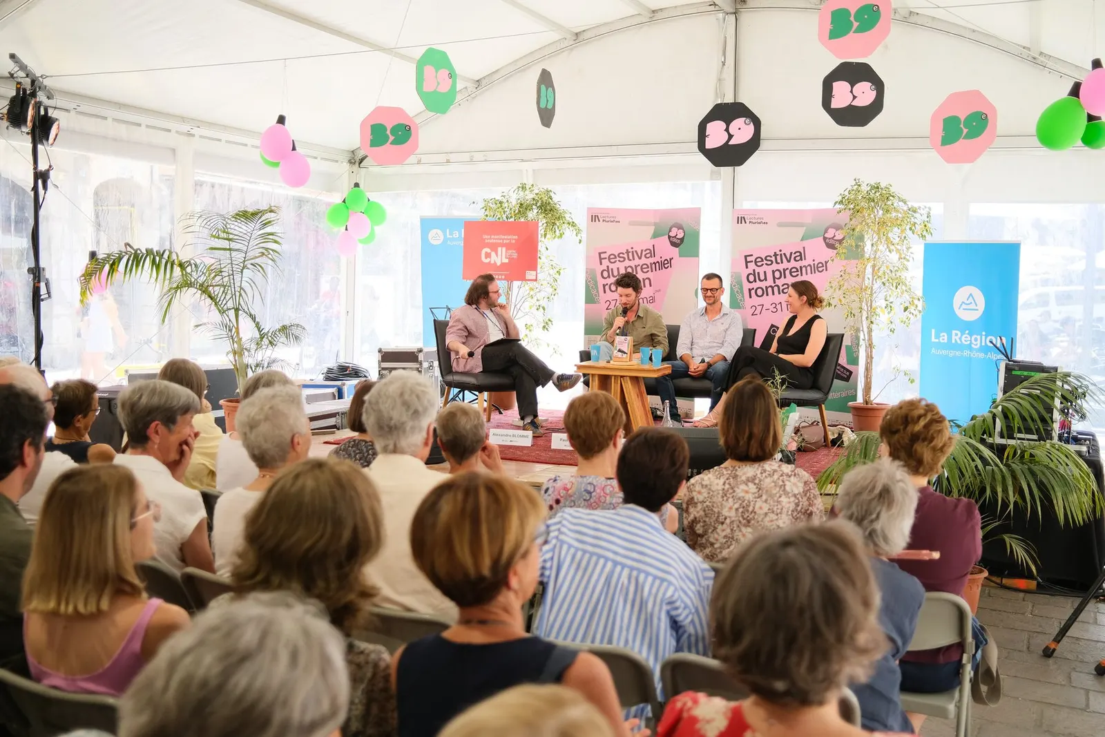 Échange littéraire « Des fictions engagées » avec David Deneufgermain, Paul Gasnier et Marie Semelin, sous le chapiteau du Festival · 2026 · © Thibaud Epeche