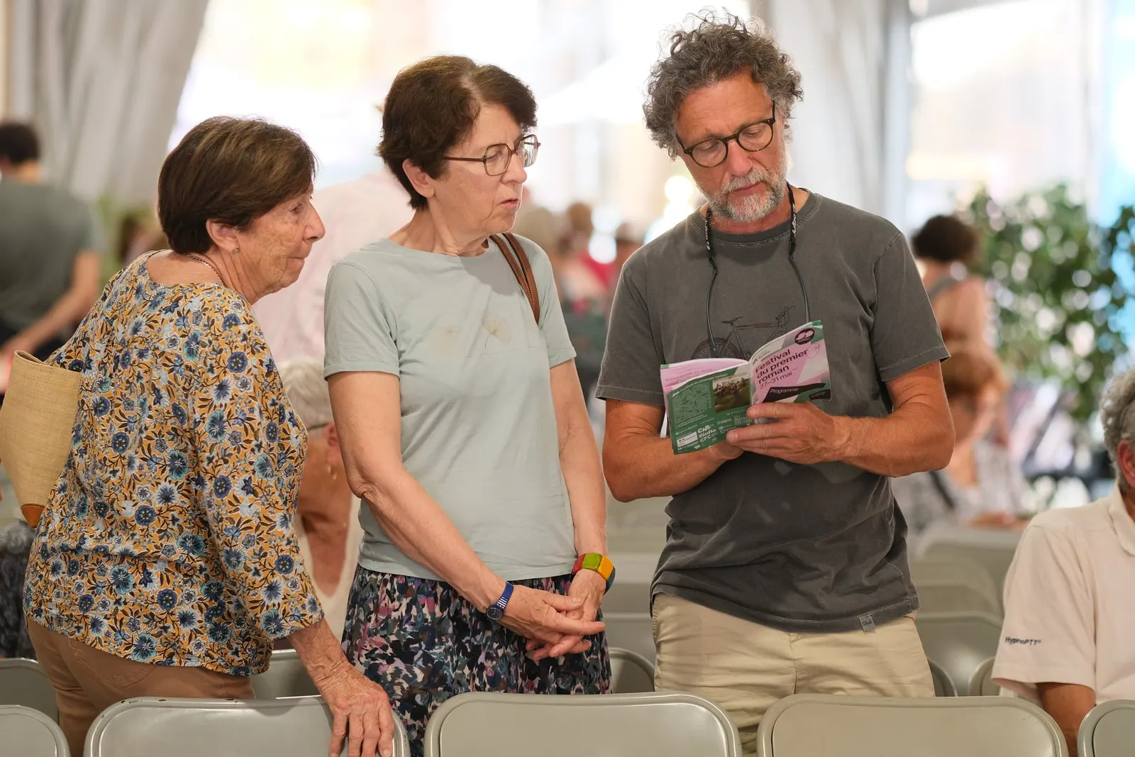 Entre deux rencontres, des festivalier·ères échangent autour du programme · © Thibaud Epeche