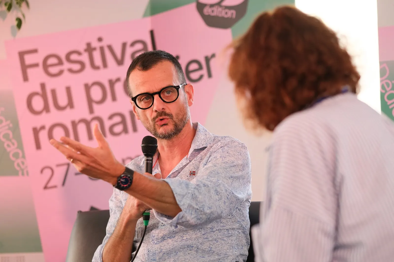 David Deneufgermain, lauréat 2026, en rencontre sous le chapiteau du Festival · © Thibaud Epeche
