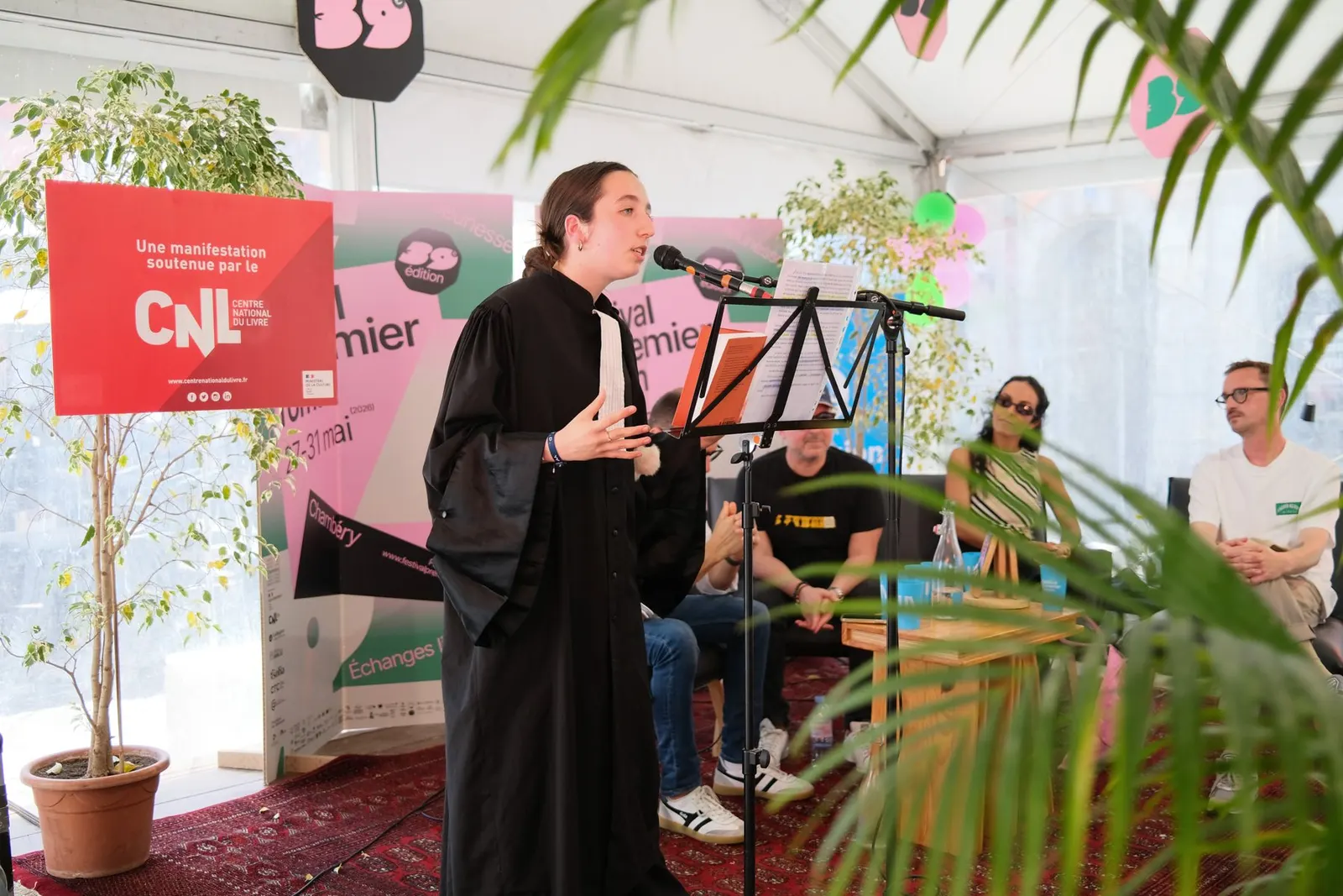 Plaidoiries littéraires sous le chapiteau du Festival · 2026 · © Thibaud Epeche