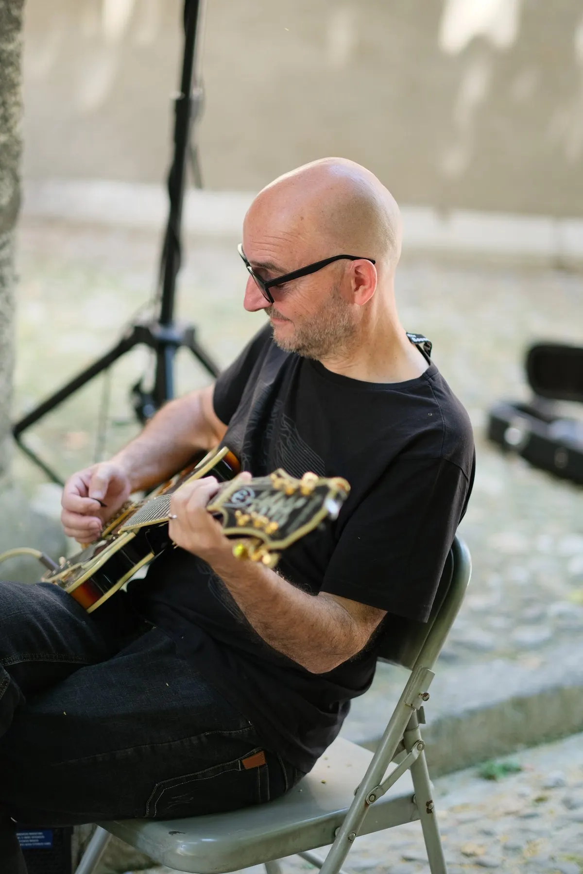 Un musicien accompagne la Fugue littéraire en musique · 2026 · © Thibaud Epeche