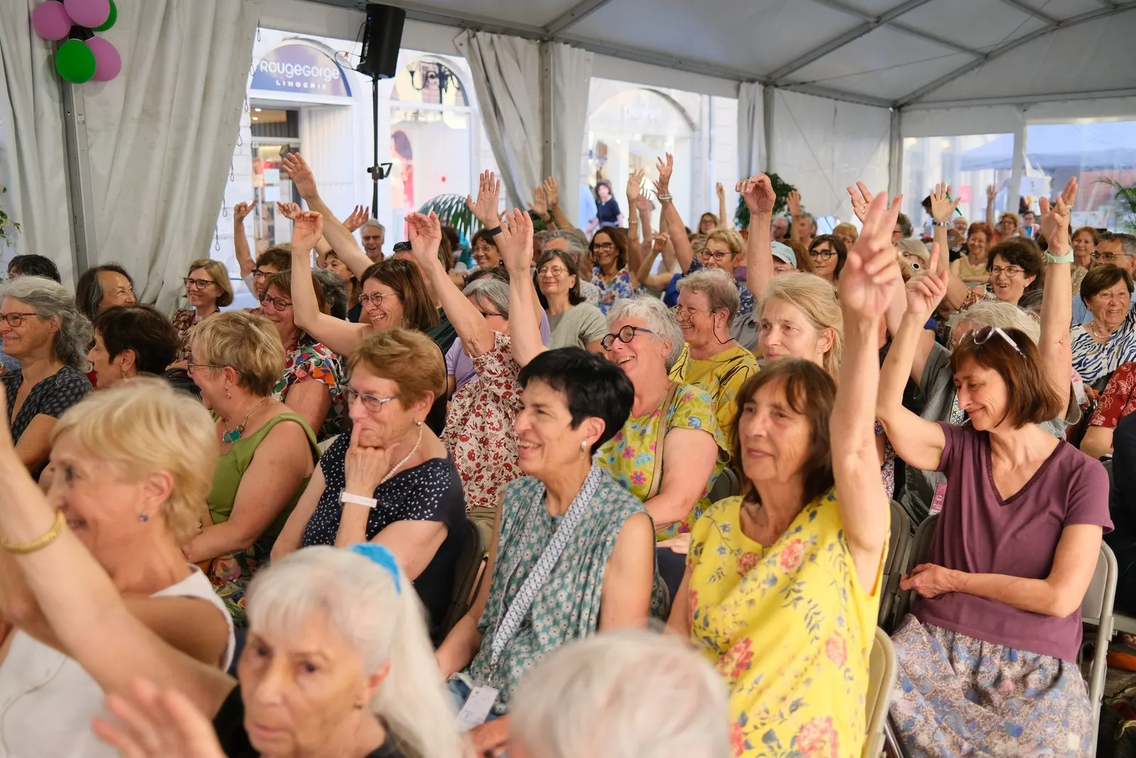 Mains levées dans le public, sous le chapiteau du Festival · 2026 · © Thibaud Epeche