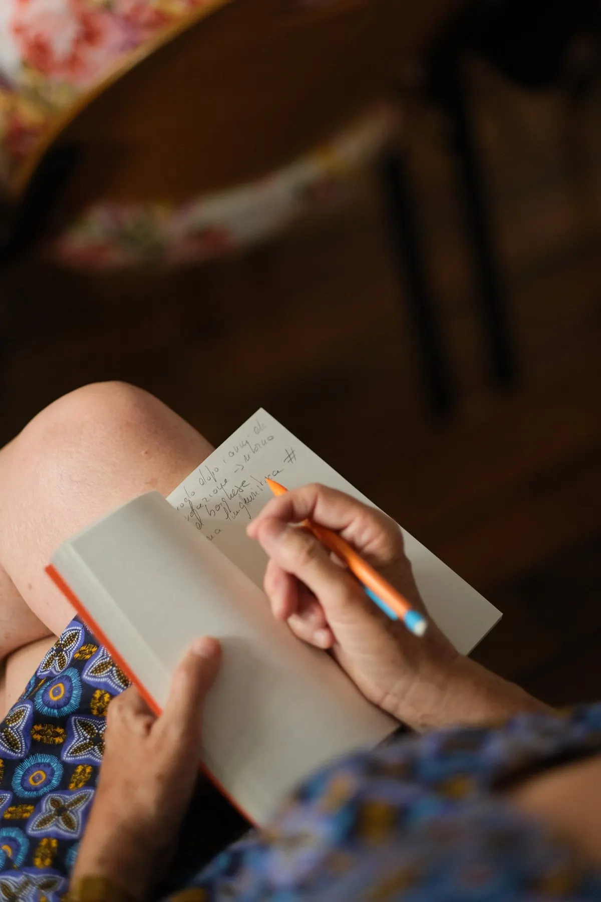 Écrire, carnet sur les genoux, pendant le Festival · 2026 · © Thibaud Epeche