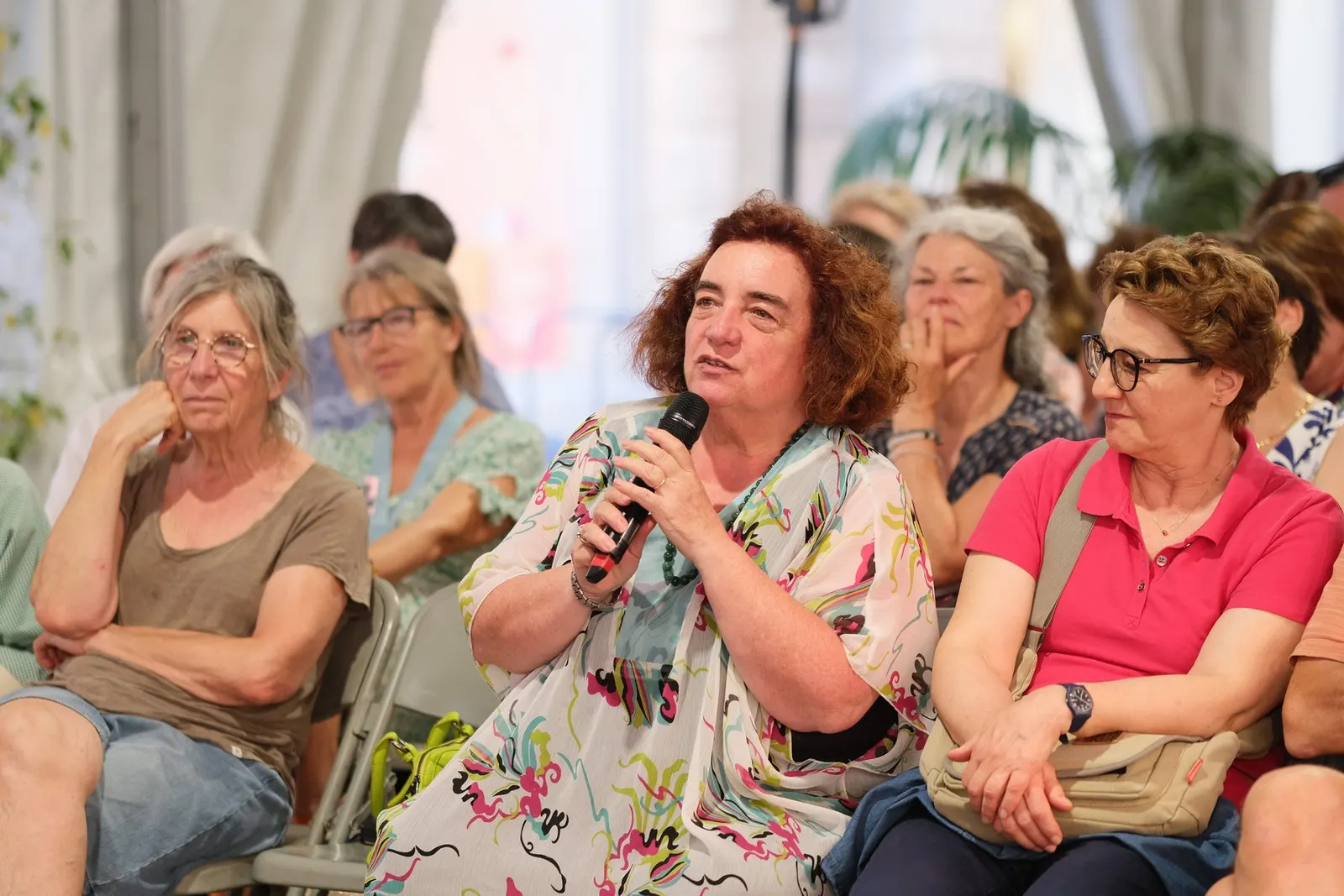 Une lectrice prend la parole pendant une rencontre du Festival · 2026 · © Thibaud Epeche