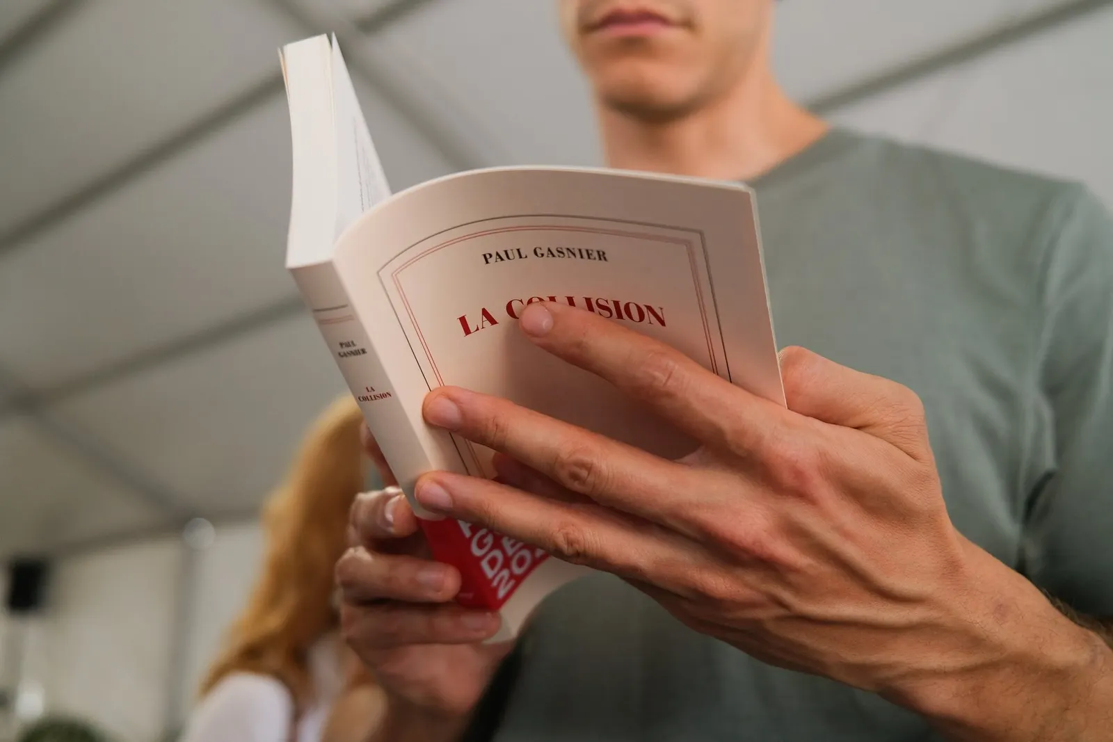 Un premier roman entre les mains d’un lecteur, au 39ᵉ Festival · 2026 · © Thibaud Epeche