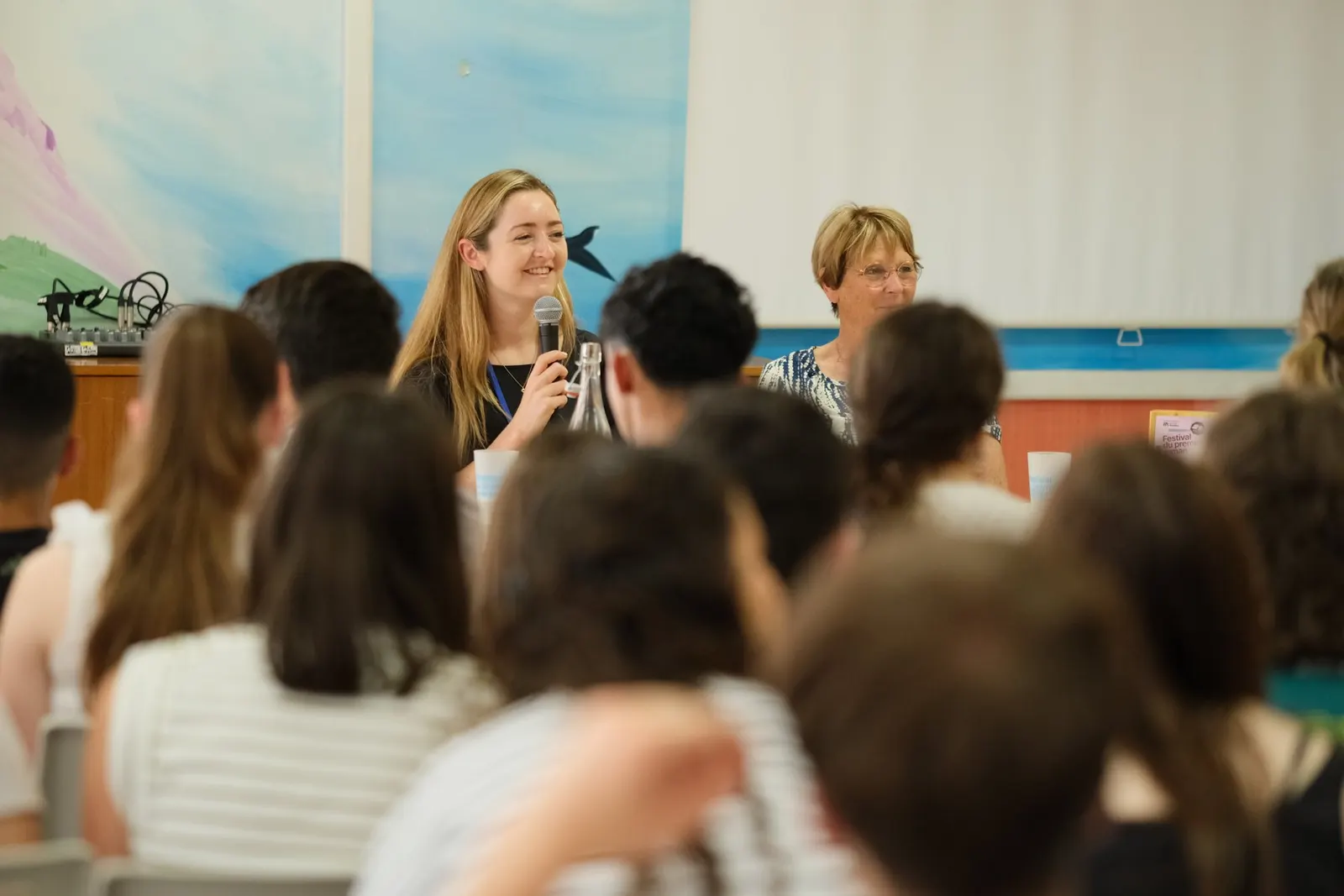 Rencontre scolaire avec la romancière anglaise Lucy Steeds, lauréate 2026 · © Thibaud Epeche